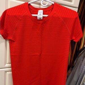 Athleta  Red momentum t